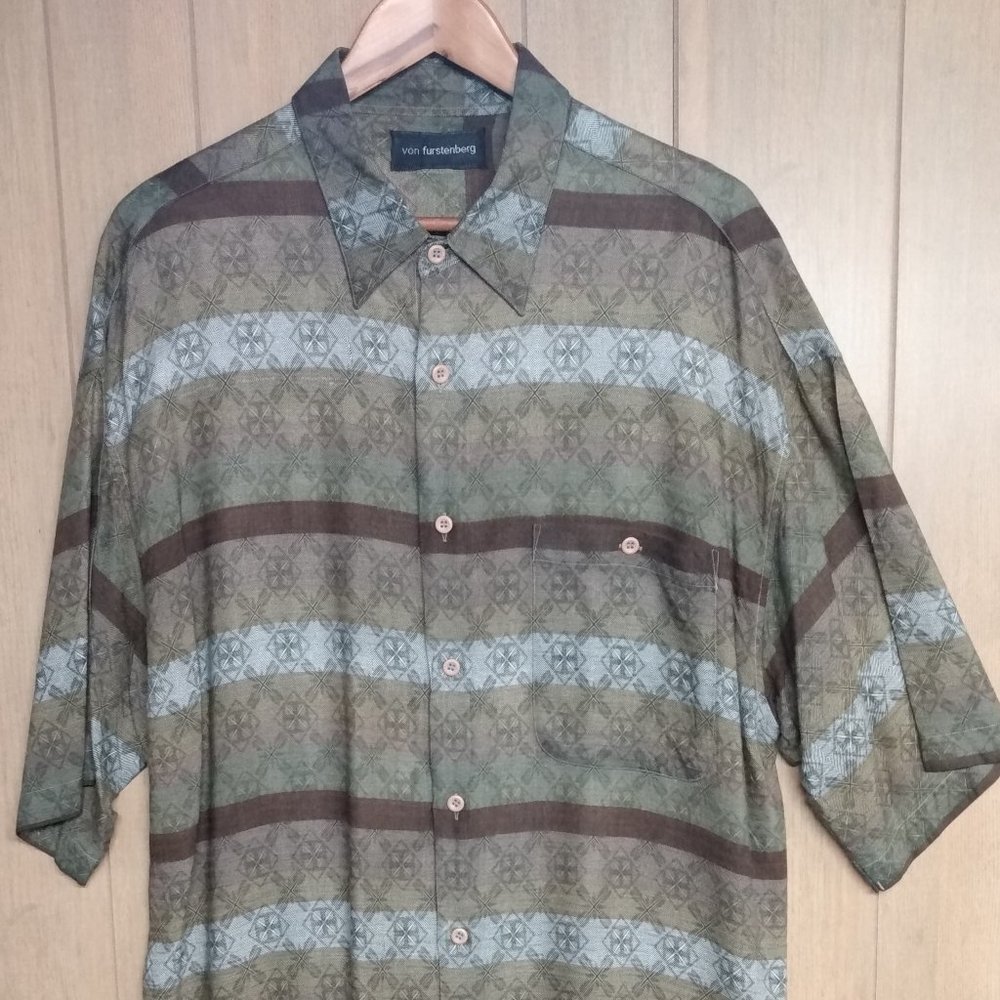 Von Furstenberg XLT tall short sleeve tropical shirt.  100% Rayon button up